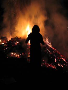 [Foto Astrid am Feuer]