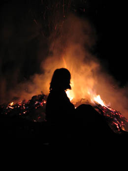 [Foto Astrid am Feuer]